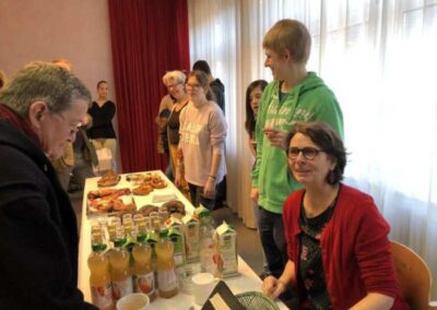 Menschen am Basarstand