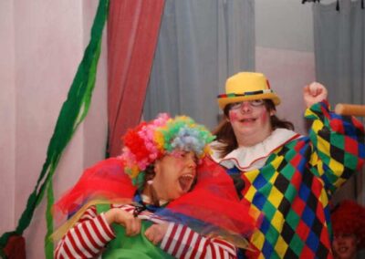 Als Clowns verkleidete Schüler