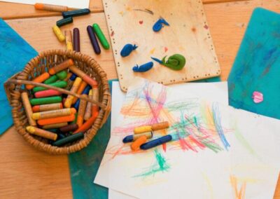 Wachsmalstifte und bemaltes Papier