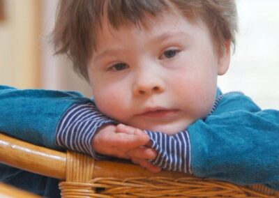 Kindergartenkind sieht über einen Stuhl