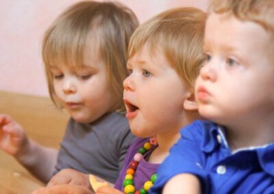 drei Gesichter von Kindergartenkindern