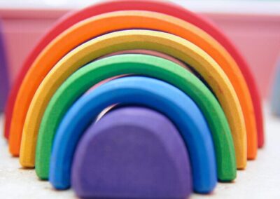 Regenbogen aus einzelnen Holzhalbkreisen