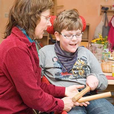 Frau und Junge mit Klanghoelzern
