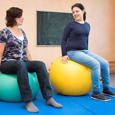 Frauen auf Sitzbaellen