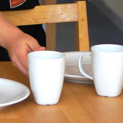 Frühstückstisch wird gedeckt