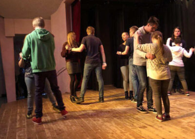 Jugendliche im Tanzunterricht
