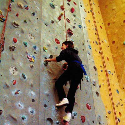 Jugendlicher an Kletterwand