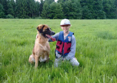 Junge mit Hund auf Wiese