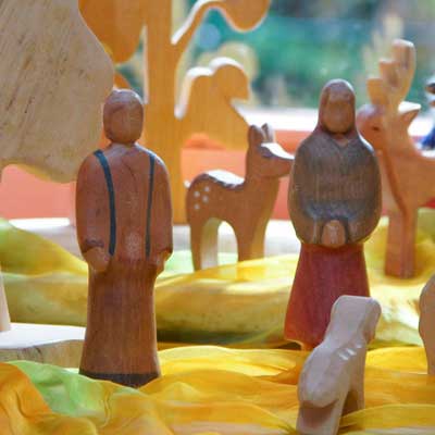 Foto von Landschaft mit Holzfiguren