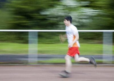 Laufer auf Sportplatz