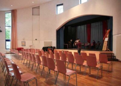 Leere Aula mit Blick auf Bühne