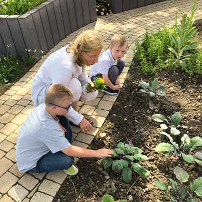 Leute bei Gartenarbeit