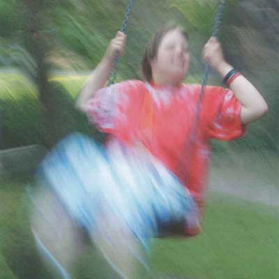 Mädchen verschwommen auf Schaukel