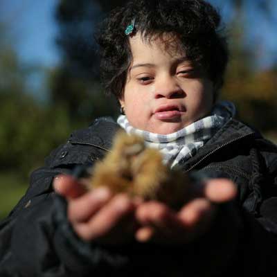 Maedchen mit Kastanie in der Hand