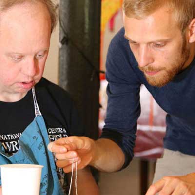 Menschen arbeiten in der Werkstatt