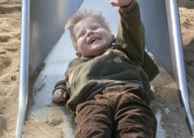 Kind auf einer Rutsche