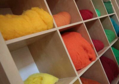 Regal mit unterschiedlichen Wollen in den Fächern