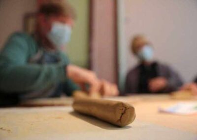 Schüler arbeiten mit Ton