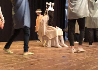 Schueler bei einer Eurythmieauffuehrung