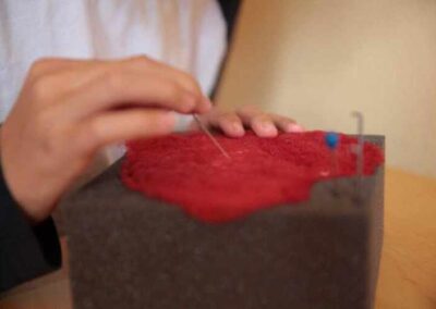 Schüler beim Filzen