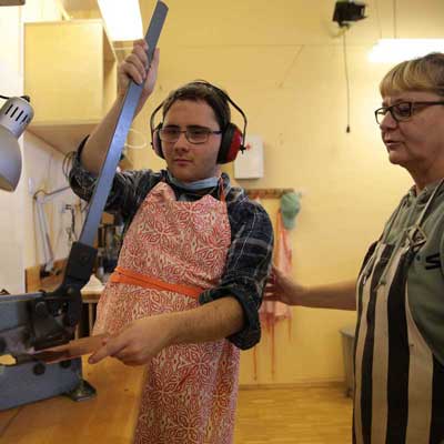 Schueler beim Werkunterricht