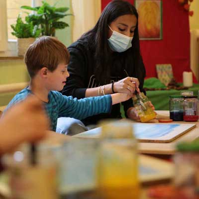 Schüler im Kunstunterricht
