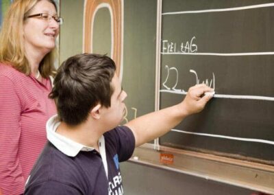 Schüler schreibt an Tafel