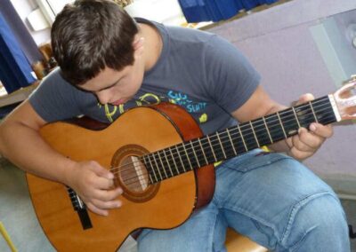 Schueler spielt Guitarre