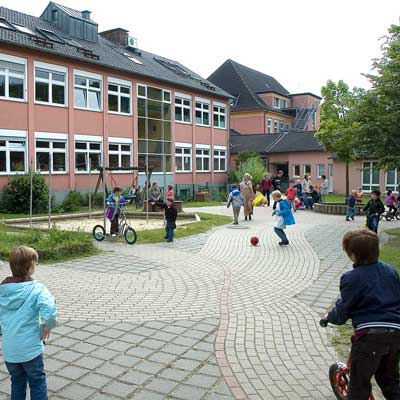 Schulhof mit Kindern Schule Dortmund