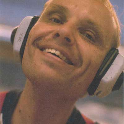 Werkstattmitarbeiter mit Ohrenschützern