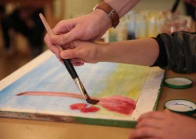 Zwei Hände die ein Bild malen