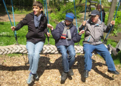 drei Schueler auf einer Schaukel