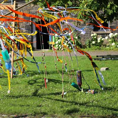 Foto mit bunten Bändern geschmückter Baum