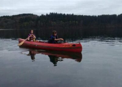 zwei Personen im Kanu