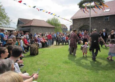 Tanz um Maibaum mit Zuschauern