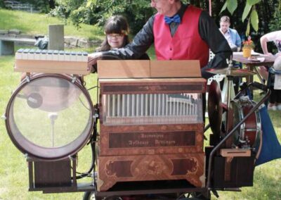 Drehorgelspieler auf Sommerfest