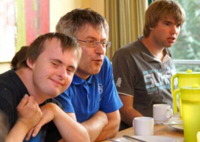 Drei Personen am Esstisch