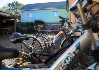 Fahräder stehen vor Haus