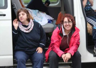 Frauen Sitzen in Bustür