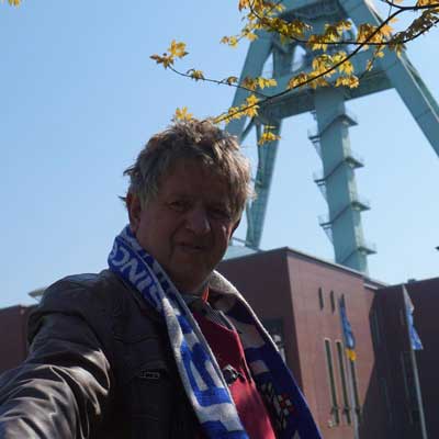Fußballfan vor Bergbaumuseum