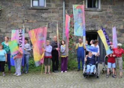 Personengruppe mit Fahnen