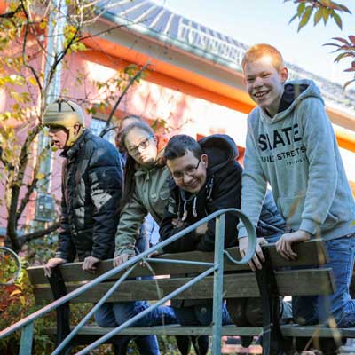 Jugendliche knien auf Bank