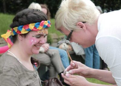 Junge Frau wird geschminkt