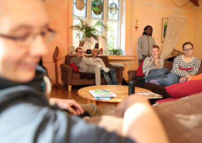 Junge Menschen im Gemeinschaftsraum