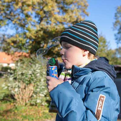 Junge macht Seifenblasen
