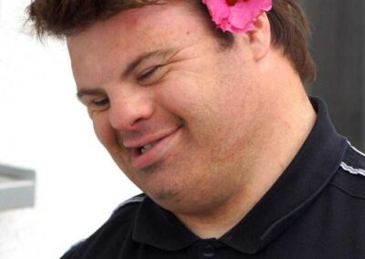 Junger Mann mit Blume hinterm Ohr