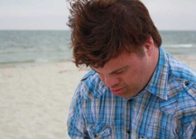 Junger Mann am Strand