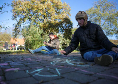 Kinder mit Straßenkreide auf dem Hof