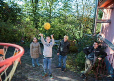 Kinder spielen Basketball