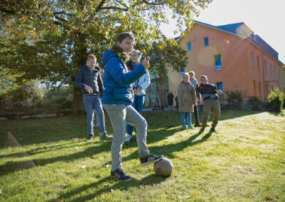 Kinder spielen Fussball im Garten